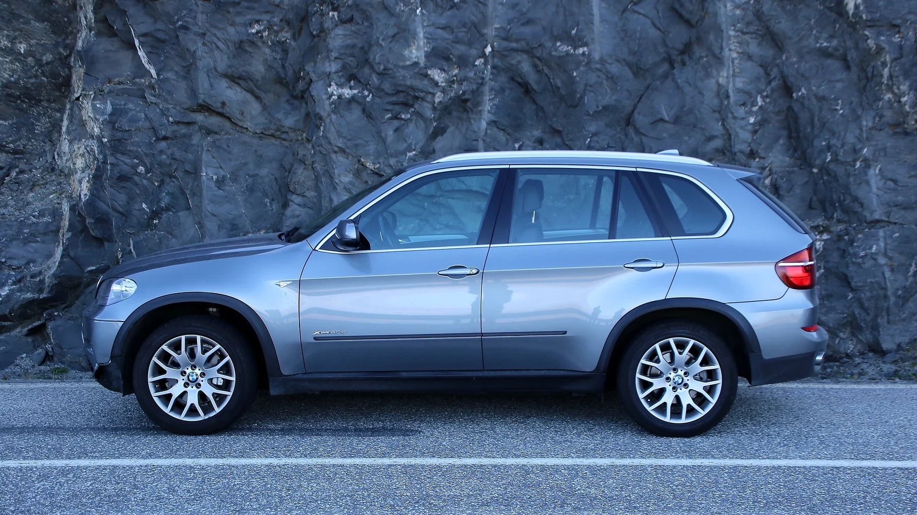 BMW X5 E70, вид сбоку