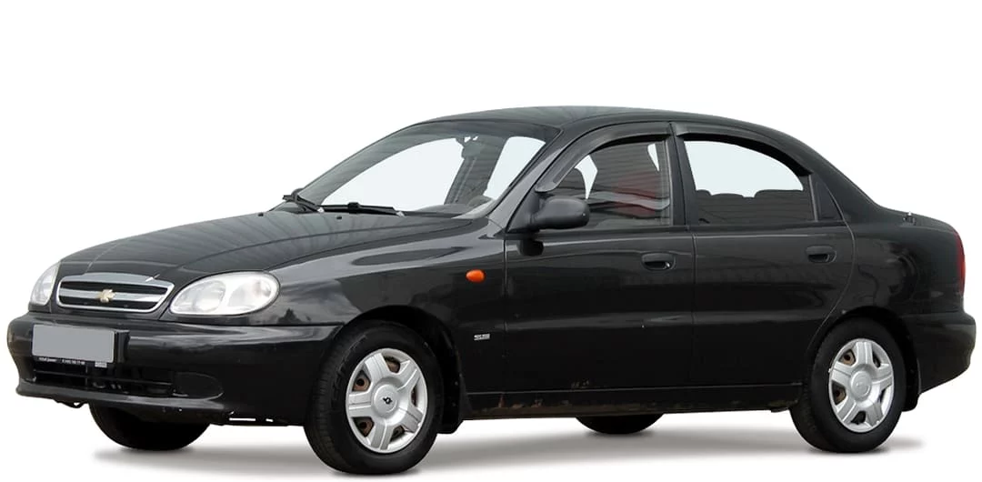 Чёрный Chevrolet Lanos T150, седан, вид спереди и сбоку