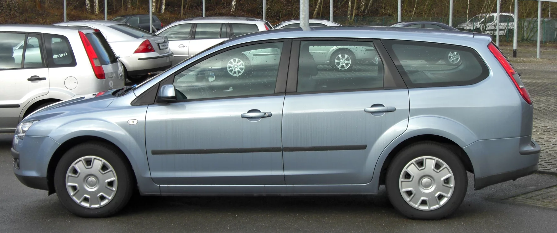 Серебристый Ford Focus II универсал, вид сбоку