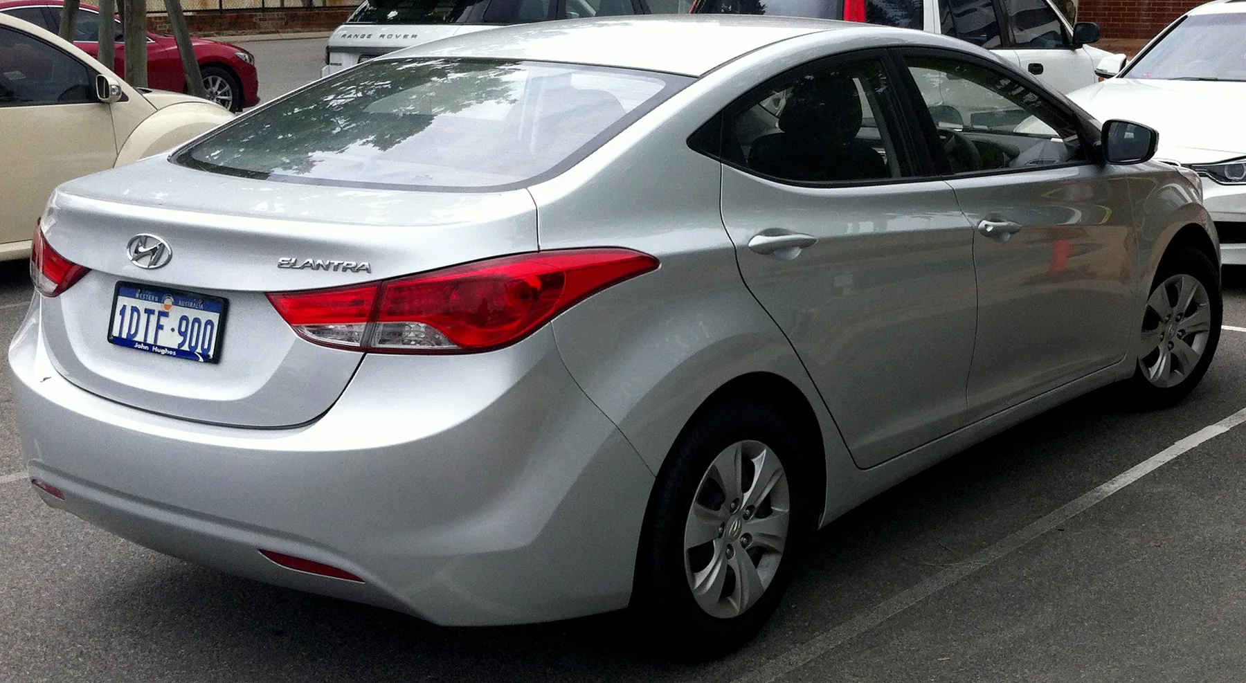 Hyundai Elantra MD, седан, вид сзади и сбоку