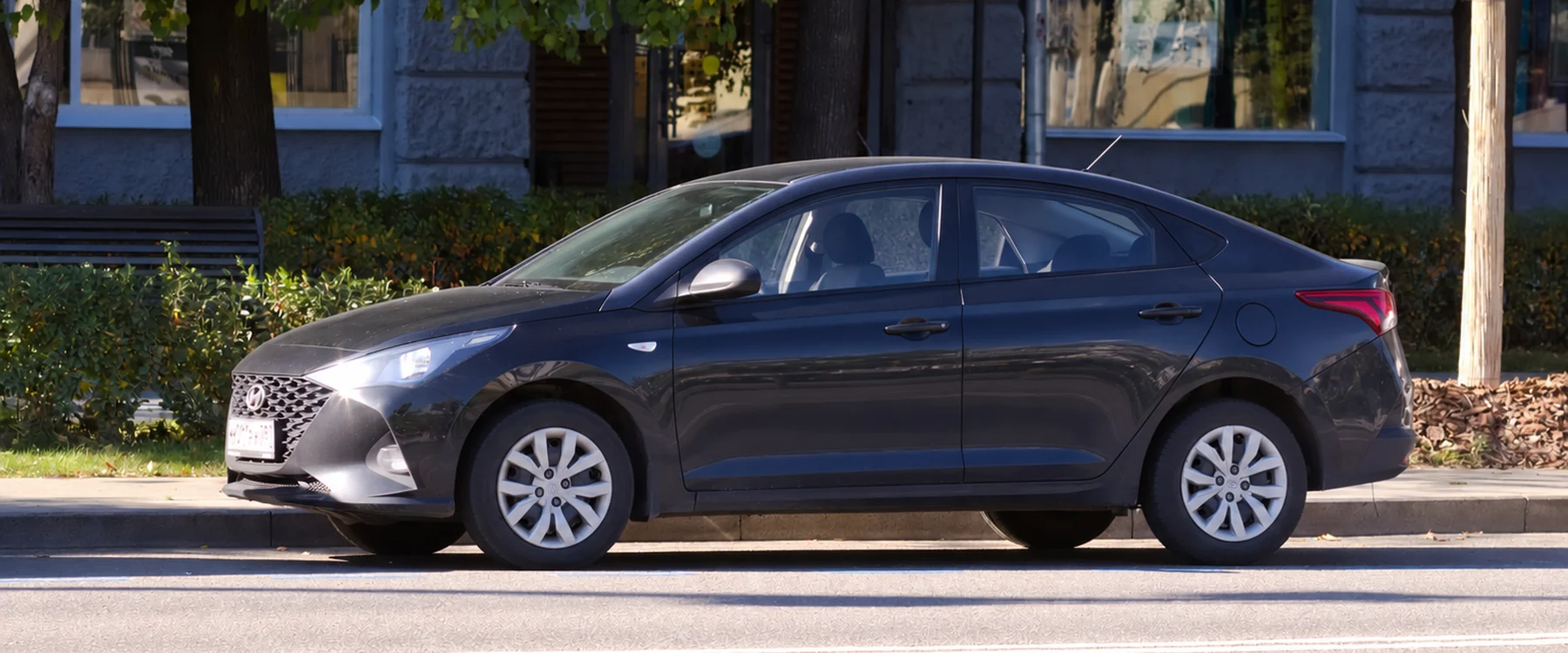 Hyundai Solaris II седан без рекламной оклейки, вид сбоку