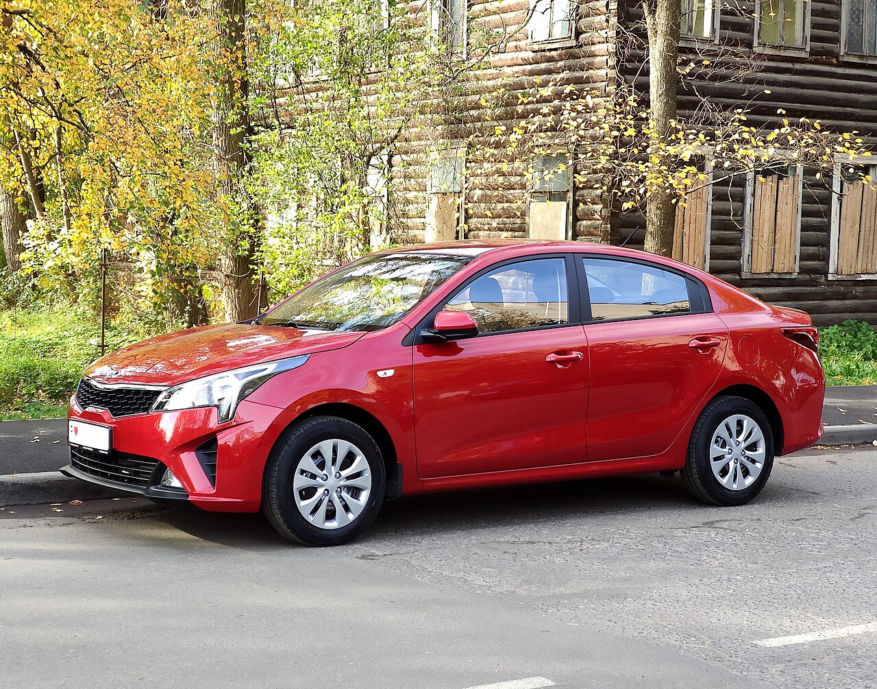 Красный Kia Rio IV 2020 года, вид сбоку