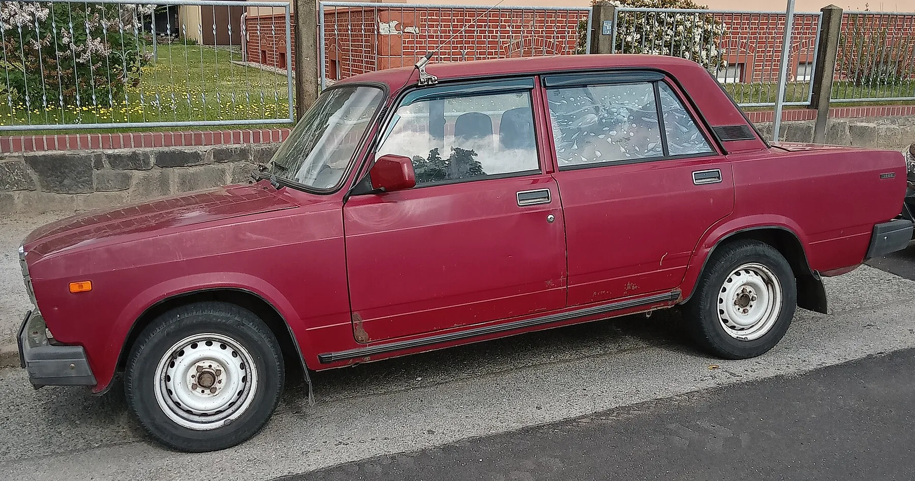 ВАЗ-2107, седан, вид сбоку