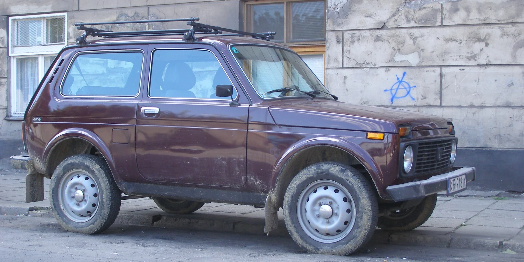 Классическая трёхдверная Lada Niva, вид сбоку