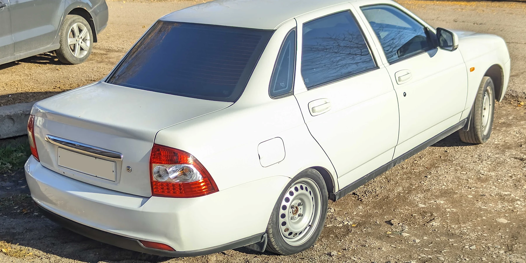 Lada Priora седан 2014 года, вид сзади и сбоку
