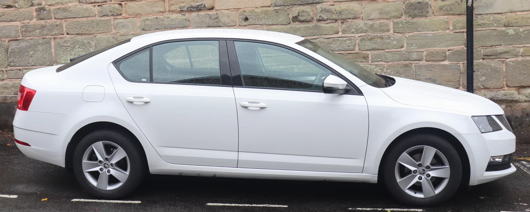 Белая Skoda Octavia A7 2018 года, вид строго сбоку