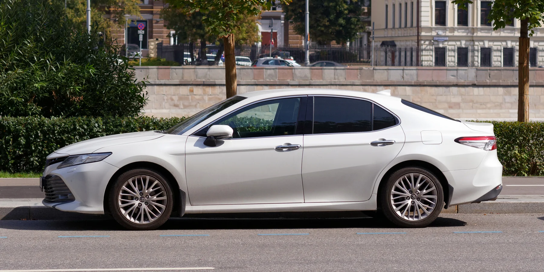 Toyota Camry XV70 седан, вид сбоку