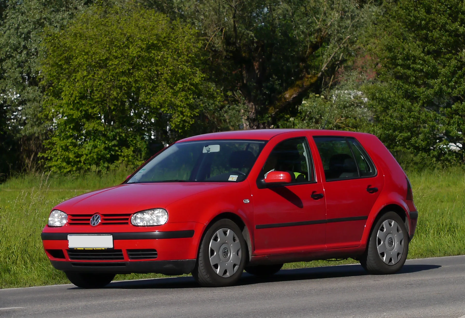 Volkswagen Golf IV, пятидверный хэтчбек, вид спереди и сбоку